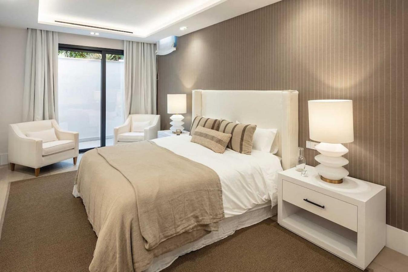 Mercedes - Luxury 5-bedroom In Brisas,