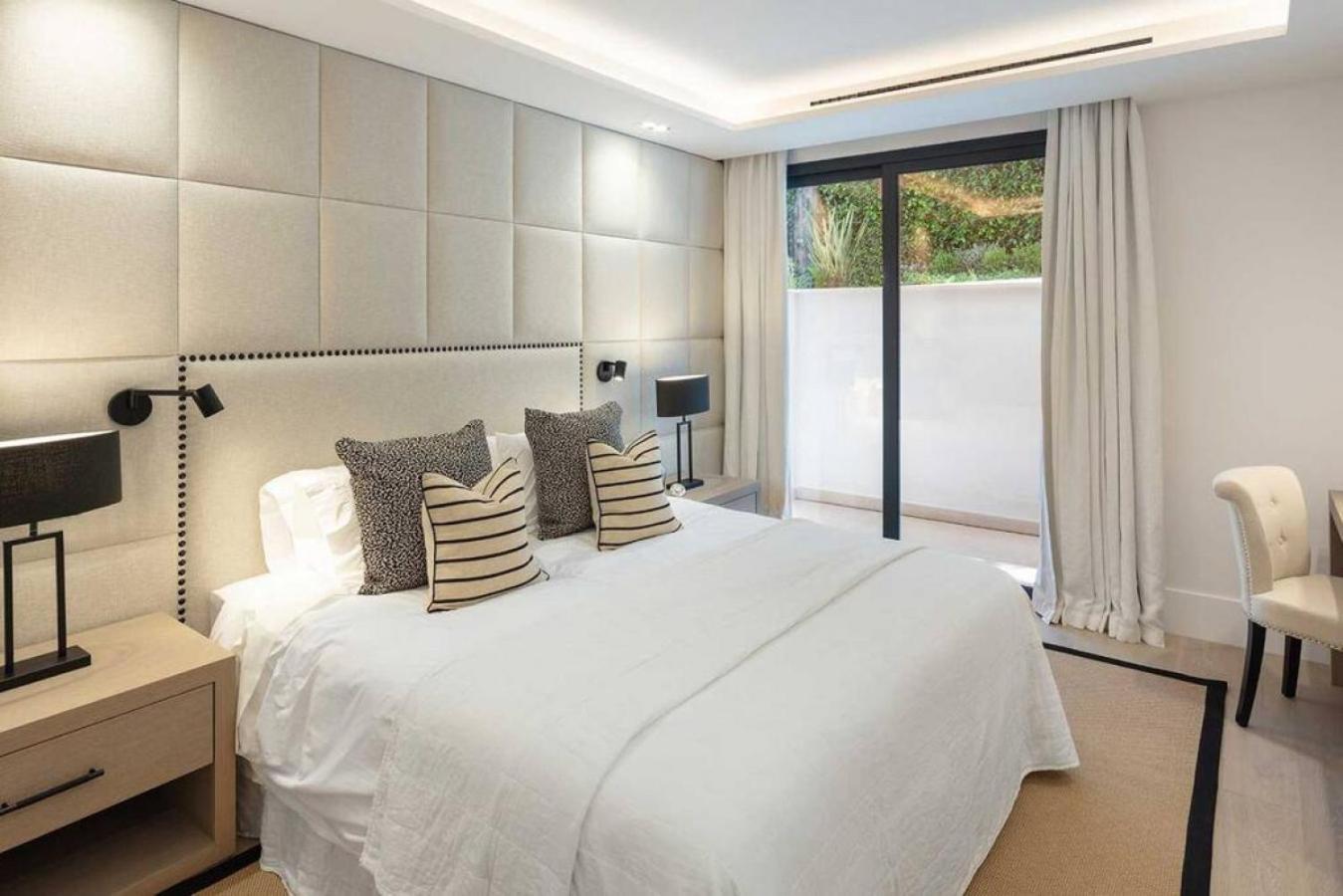 Mercedes - Luxury 5-bedroom In Brisas, *