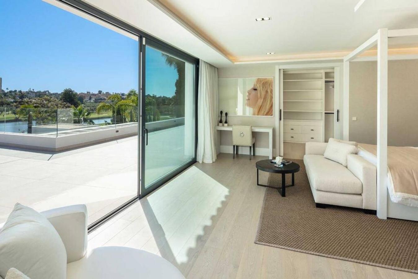 Mercedes - Luxury 5-bedroom In Brisas,
