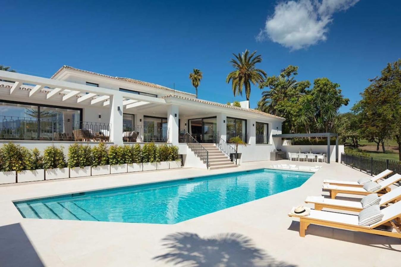 Mercedes - Luxury 5-bedroom In Brisas, Marbella