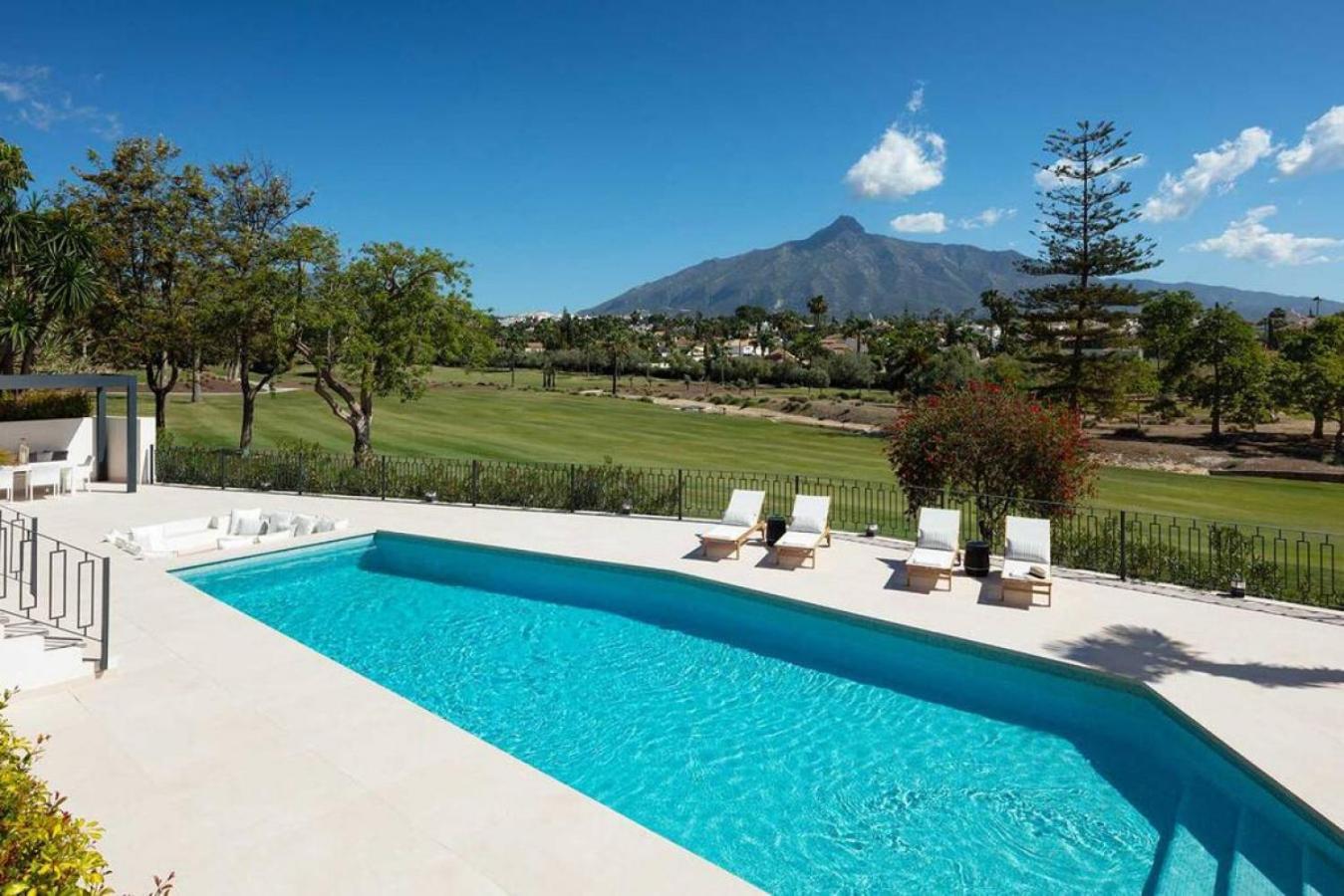 Mercedes - Luxury 5-bedroom In Brisas, Villa